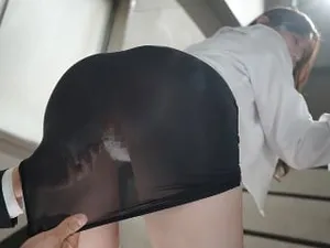 Một người phụ nữ trưởng thành tràn đầy bầu không khí giản dị