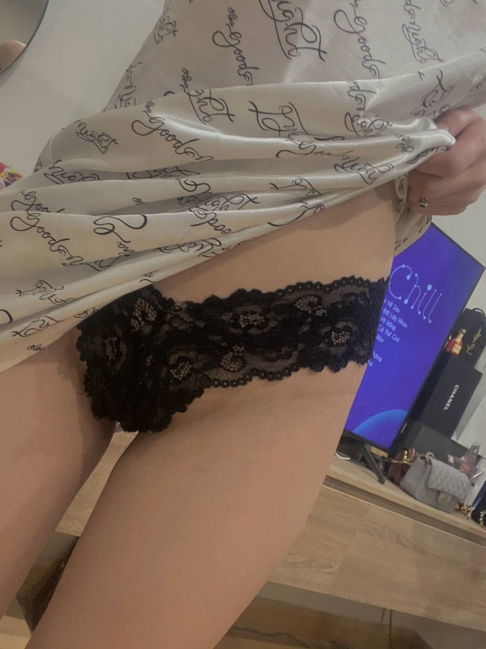 Cô nàng cạnh nhà sang nhà tôi chơi khi vợ yêu tôi đã đi vắng, dù thấy có lỗi với Người vợ nhưng…